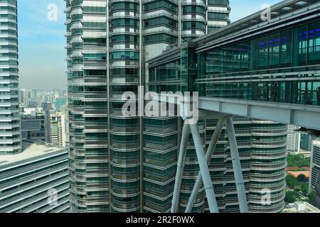 Die Petronas Towers in Kuala Lumpur, Malaysia, von der Brücke übernommen Stockfoto