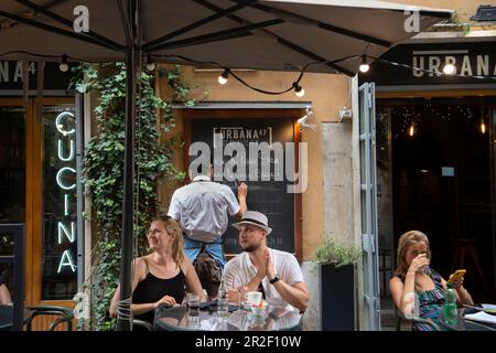 Rom, Italien, Menschen außerhalb des Restaurants Urbana 47, Rom, Italien Stockfoto