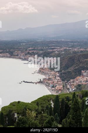 Blick vom antiken Theater an der Küste von Taormina, Sizilien Italien Stockfoto