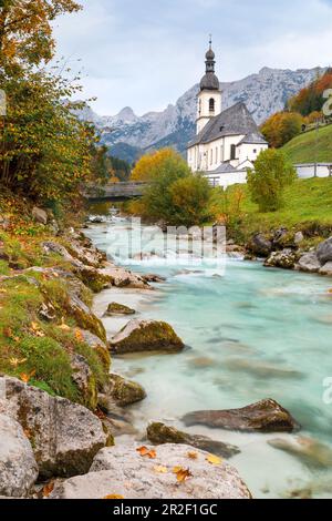 Pfarrkirche Sankt Sebastian in Ramsau im Herbst, Berchtesgaden, Bayern Stockfoto