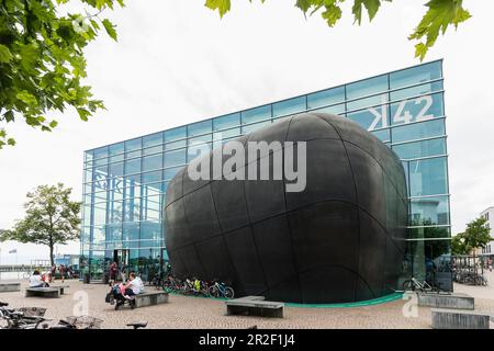 Kulturzentrum K42 mit Kieseln, Medienhaus am See, Friedrichshafen, Bodensee, Baden-Württemberg, Deutschland Stockfoto