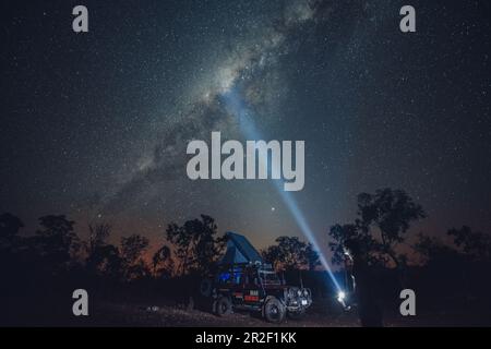 Der Landrover Defender SUV steht im Outback unter einem Sternenhimmel mit der Milchstraße, Darwin, Northern Territory, Australien, Ozeanien Stockfoto