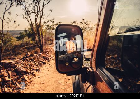 Rückspiegel in Geländefahrzeugen mit Allradantrieb im El Questro Wilderness Park, Kimberley Region, Westaustralien, Australien, Ozeanien; Stockfoto