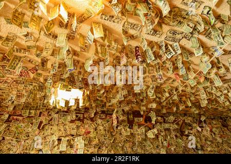 Unzählige Banknoten hängen an der Decke der Turtle Rock Bar am Lake Berryessa, Napa Valley, Kalifornien, USA Stockfoto