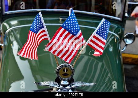 Ein klassisches Auto mit Flaggen während eines Volksfestivals in Nevada City, Kalifornien, USA Stockfoto