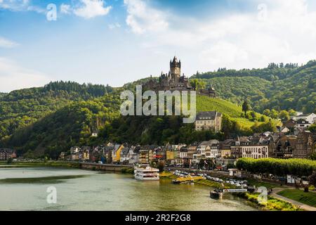 Blick auf Cochem mit Reichsburg, Cochem an der Mosel, Mosel, Rheinland-Pfalz, Deutschland Stockfoto