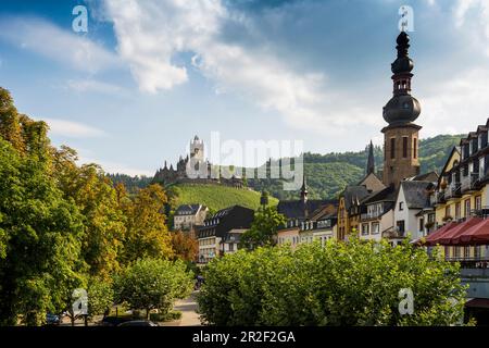 Blick auf Cochem mit Reichsburg, Cochem an der Mosel, Mosel, Rheinland-Pfalz, Deutschland Stockfoto