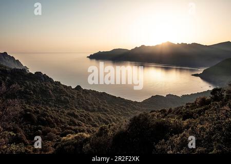 Girolata Bay, Sonnenuntergang über dem Naturschutzgebiet Scandola, Galeria, Calvi, Korsika, Frankreich. Stockfoto