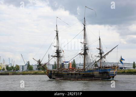 Hamburg, Deutschland. 19. Mai 2023. Zum ersten Mal fährt das hölzerne Segelschiff "Götheborg von Schweden" in den Hamburger Hafen. Kredit: Bodo Marks/dpa/Alamy Live News Stockfoto