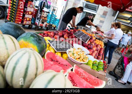 Frisches Obst auf dem Markt vor der Markthalle, Les Halles, Redon, Departement Ille-et-Vilaine, Bretagne, Frankreich, Europa Stockfoto