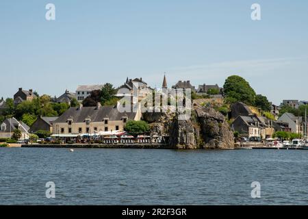 Blick über Vilaine in die Altstadt mit dem Hafen von La Roche-Bernard, Departement Morbihan, Bretagne, Frankreich, Europa Stockfoto