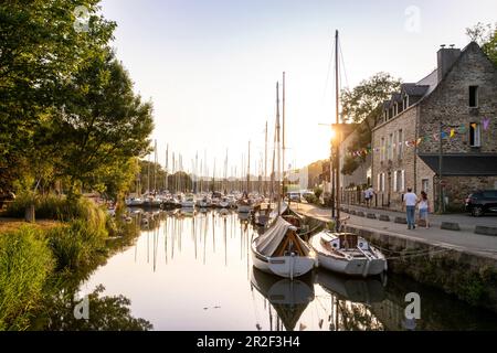 Sonnenuntergang im Hafen von La Roche-Bernard, Vilaine, Departement Morbihan, Bretagne, Frankreich, Europa Stockfoto