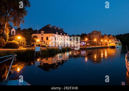 Abenddämmerung am Quai de la Douane mit Restaurant und felsiger Küste, La Roche-Bernard, Vilaine, Departement Morbihan, Bretagne, Frankreich, Europa Stockfoto