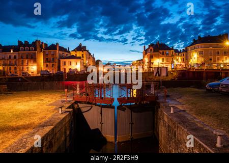 Beleuchtete Fassaden von Redon mit Schleuse zum Vilaine River in der Dämmerung, Redon, Departement Ille-et-Vilaine, Bretagne, Frankreich, Europa Stockfoto