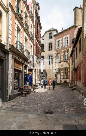 Historische Gasse im Stadtzentrum mit jungen Leuten, Rennes, D.? Partement Ille-et-Vilaine, Bretagne, Frankreich, Europa Stockfoto