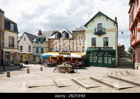 Marktplatz Place Notre Dame mit Brunnen und Café im Sommer, Josselin, Abt. Morbihan, Bretagne, Frankreich, Europa Stockfoto