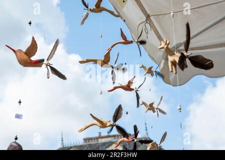 Windspiele aus Holz in Form von Vögeln und Tieren, die im Wind hängen, Rochefort en Terre, Departement Morbihan, Bretagne, Frankreich, Europa Stockfoto