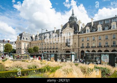 Historisches Palais du Commerce-Gebäude mit dem modernen Place de la R? Publique, Rennes, D? Partement Ille-et-Vilaine, Bretagne, Frankreich, Europa Stockfoto