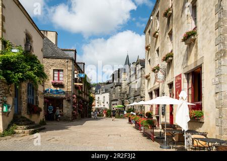 Romantische Gasse in der mittelalterlichen Stadt Rochefort en Terre, Departement Morbihan, Bretagne, Frankreich, Europa Stockfoto