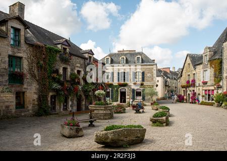 Romantischer Place du puits im Sommer, Rochefort en Terre, D.? Partement Morbihan, Bretagne, Frankreich, Europa Stockfoto