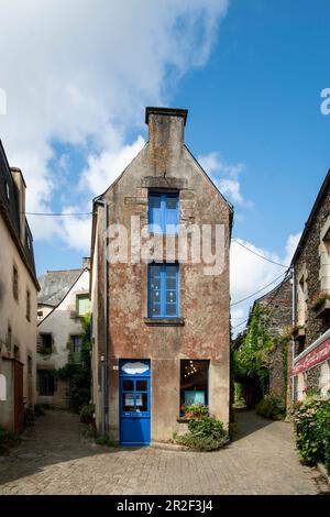 Traumhaftes, schmales Haus mit blauen Fenstern zwischen zwei Gassen in Rochefort en Terre, Morbihan, Bretagne, Frankreich, Europa Stockfoto