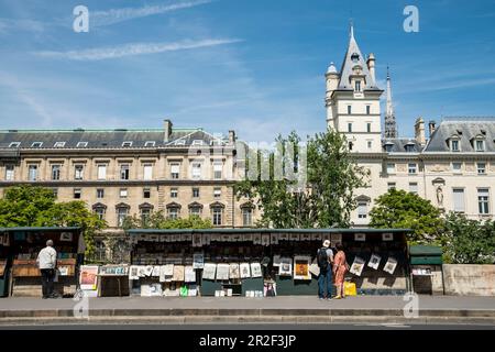 Kleine Verkaufsstände am Ufer der seine mit Blick auf das TGI Paris und den Quai des ORF? Vres, Paris, Frankreich, Europa Stockfoto