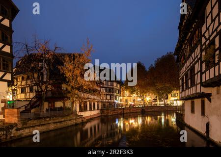 Traditionelle Fachwerkhäuser am Kanal im Viertel La Petite France während der Blue Hour, Straßburg, Elsass-Champagne-Ardenne-Lothringen, Fr. Stockfoto