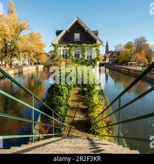 Zentraler Blick von der überdachten Brücke (Ponts Couverts) auf das idyllische Gebäude „Protection des Mineurs“, umrahmt von Kanälen im Herbst, Straßburg, Elsass-Champ Stockfoto