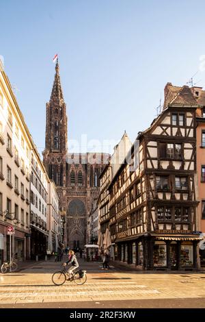 Radfahrer vor der Rue Merciere mit Westportal der Kathedrale Notre-Dame, Straßburg, Elsass-Champagne-Ardenne-Lothringen, Frankreich, Europa Stockfoto
