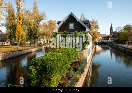 Blick von der überdachten Brücke (Ponts Couverts) auf das idyllische Gebäude „Protection des Mineurs“, eingerahmt von Kanälen im Herbst, Straßburg, Elsass-Champagne-ARD Stockfoto