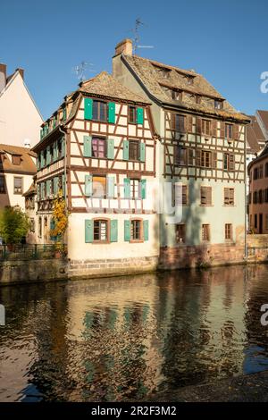 Traditionelle Fachwerkhäuser am Kanal im Viertel La Petite France im sonnigen Herbst, Straßburg, Elsass-Champagne-Ardenne-Lothringen, Frankreich, EUR Stockfoto