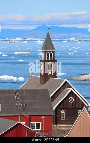 Zionskirche in Ilulissat; Disco Bay in Westgrönland; Kirche bedeckt mit braunem Holz; weiße Fensterrahmen und Dachkanten; im Vordergrund Stockfoto