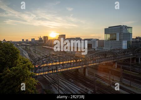 Erhöhte Aussicht vom Südosten der Hackerbrücke und Gleise in München, Bayern, Deutschland, Europa Stockfoto