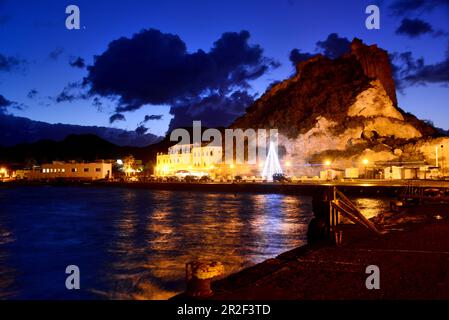 Sonnenuntergang, Abend im Hafen von Porto Levante auf der Insel Vulkano, Äolische Inseln, Süditalien Stockfoto