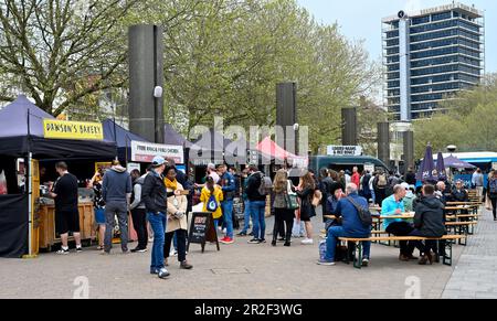 Bristol Fast-Food-Verkaufsstände am Platz im Stadtzentrum bei Cascade Steps Harbourside, Großbritannien Stockfoto