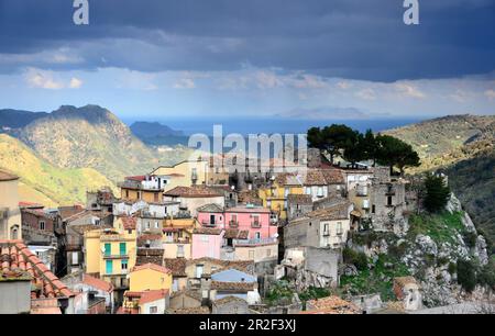 Landschaft und kleine Stadt, Meer, farbenfrohe Häuser, Novara di Sicilia, Sizilien, Italien Stockfoto