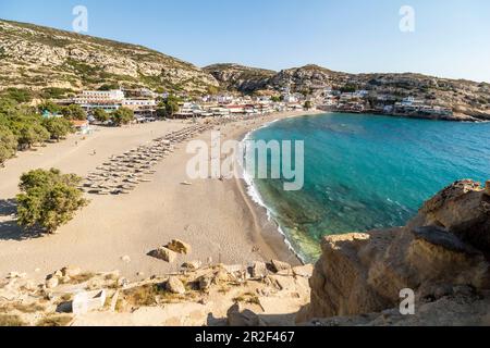 Blick von den Höhlen am Matala Strand, Südkreta, Griechenland Stockfoto