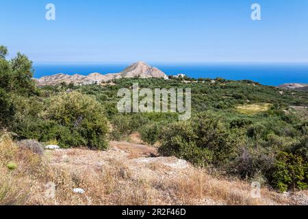 Blick vom Bergpass auf die kretische Landschaft und das Meer in der Nähe von Máles, Ost-Kreta, Griechenland Stockfoto