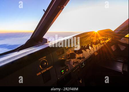 Sonnenaufgang im Cockpit eines Airbus Stockfoto