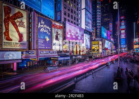 Bei Nacht am Time Square, New York City, USA Stockfoto