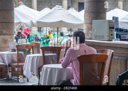 Ein Mann trinkt seinen Kaffee und raucht eine Zigarette, Havanna, Kuba Stockfoto