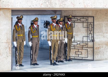 Wächter des Grabes von Jose Marti auf dem Santa Ifgenia Friedhof, Santiago de Cuba, Kuba Stockfoto