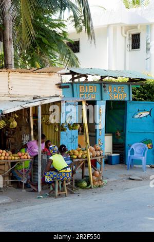 Marktfrauen vor Obst- und Gemüsestand und Fischladen, Watamu, Malindi, Kenia Stockfoto