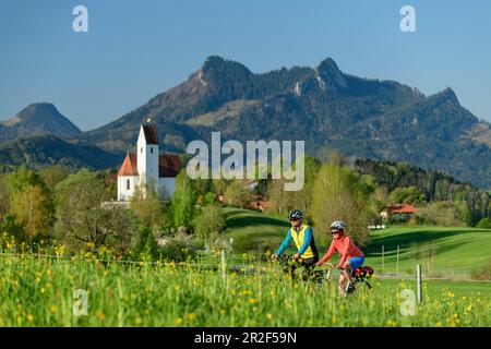 Frauen- und Männerradfahren, Grainbach und Heuberg im Hintergrund, Samerberg, Chiemgau, Chiemgau Alpen, Oberbayern, Bayern, Deutschland Stockfoto