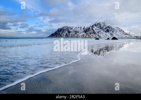 Wellen am Strand in Flakstad, Flakstad, Lofoten, Nordland, Norwegen Stockfoto
