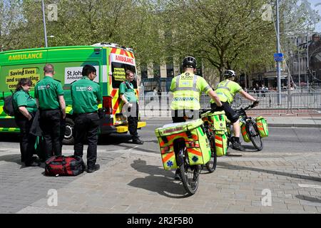 St. John Ambulance meldet sich freiwillig als Ersthelfer auf Fahrrädern bei der öffentlichen Veranstaltung im Stadtzentrum von Bristol Stockfoto