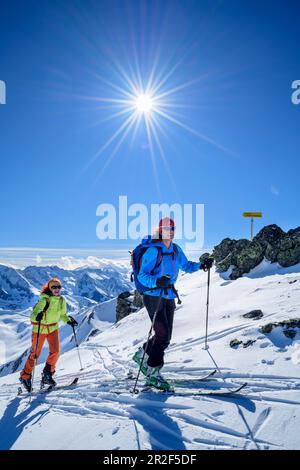 Zwei Frauen auf einer Skitour fahren hinauf nach Pangert, Zillertalalpen im Hintergrund, Pangert, Tux Alps, Tirol, Österreich Stockfoto