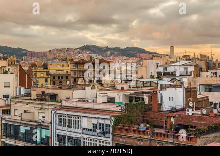 Blick über die Dächer der Stadt bei Sonnenuntergang in Barcelona, Spanien Stockfoto