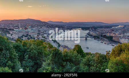 Panoramablick auf die Stadt und die Donau vom Gellert-Hügel in Budapest, Ungarn Stockfoto
