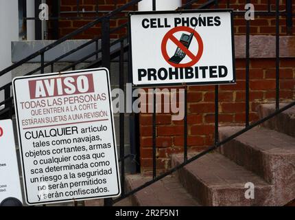 Schilder in englischer und spanischer Sprache sind an einem Bezirksgericht in Abingdon, Virginia, angebracht. Stockfoto